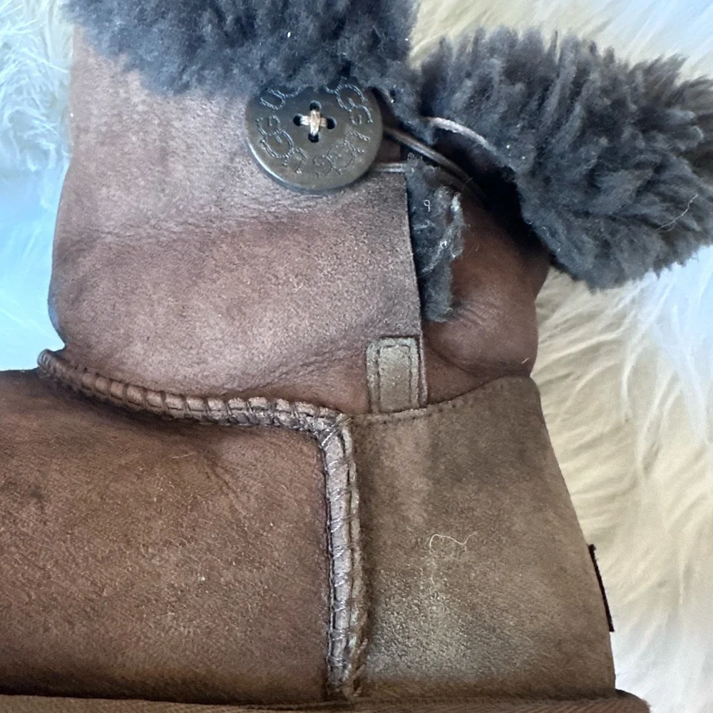 UGG Bailey Button Suede Waterproof Brown Womens Short Shearling Lined Boots Sz 9